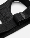 Närbild mesh-material och velcro-remmar på hållningskorrektor