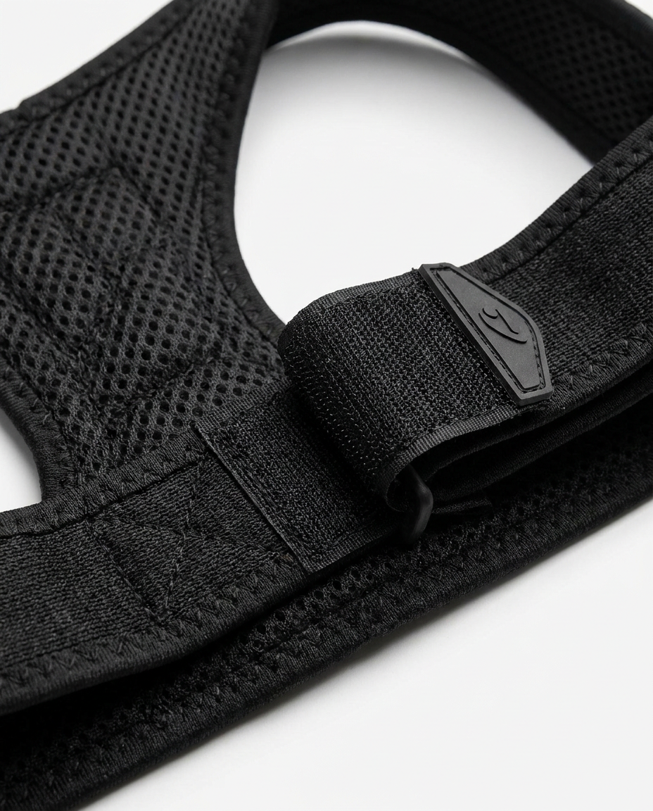 Närbild mesh-material och velcro-remmar på hållningskorrektor